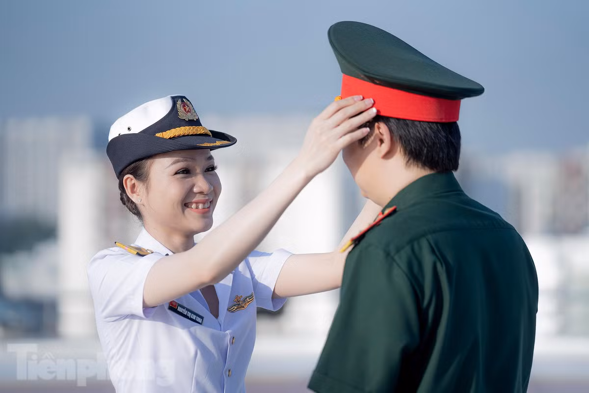 Dự định cưới, anh Vinh và chị Thoa chuẩn bị trước cả năm trời và cuối cùng phải hoãn vì rơi vào năm 2020, thời điểm đầu của dịch bùng phát. “Tôi không hoang mang nhưng có chút lo lắng vì không biết khi nào khống chế được dịch. Bản thân tôi phải động viên vợ rất nhiều, dù sao cũng là phụ nữ mà. Hai vợ chồng luôn luôn tâm niệm là tương lai tươi sáng và sẽ về chung mái nhà. Đám cưới của hai vợ chồng thì vẫn tổ chức nhưng hai đứa vẫn sẵn sàng tham gia vào lễ cưới tập vì đây là sự quan tâm của thủ trưởng đơn vị, tham gia để có sự kiện để đời, ghi dấu thời khắc lịch sử, mai mốt kể lại cho con cháu”, chị Thoa vui vẻ nói.