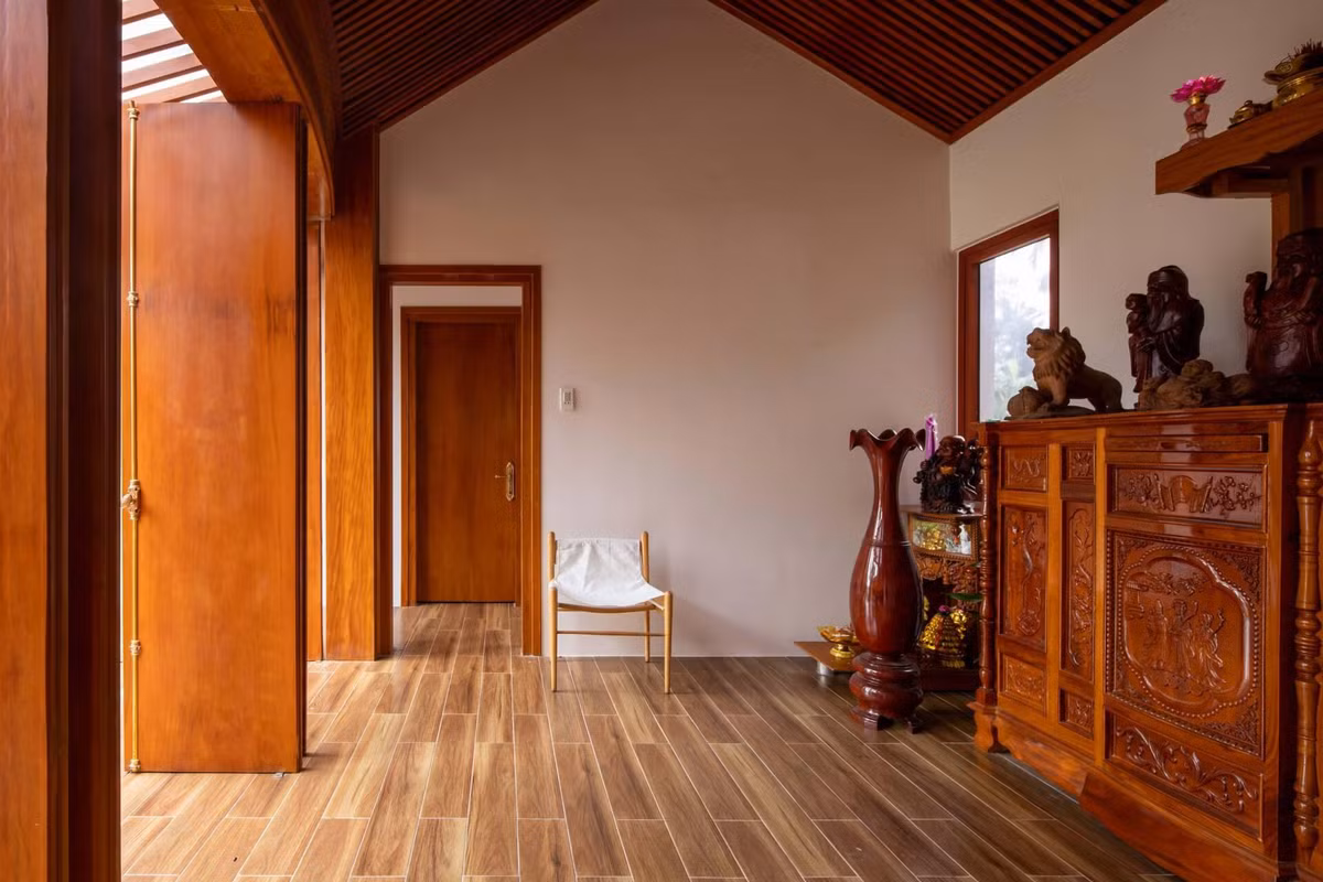 Tại đây, các kiến trúc sư sử dụng gỗ mít ta để làm tường bao kết hợp với vách lam che nắng giúp tổng thể ngôi nhà vừa hiện đại vừa ấm cúng, quen thuộc.