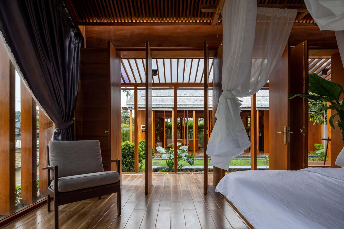 Phòng ngủ luôn rộng mở và tràn ngập ánh sáng, rèm kéo màu sáng tối tạo nên sự đan xen hòa hợp với gam màu nâu gỗ của cả ngôi nhà.