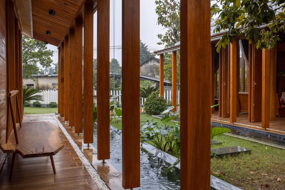 Về bố cục, gian thờ nằm ở chính giữa, bố trí mái có độ dốc cao hơn. Phần đỉnh mái cao và phần dưới cong ôm lấy hai gian còn lại theo thủ pháp đối xứng, vừa tôn lên sự trang nghiêm của không gian thờ cúng, vừa tạo sự gắn kết chặt chẽ giữa các gian trong nhà với nhau.