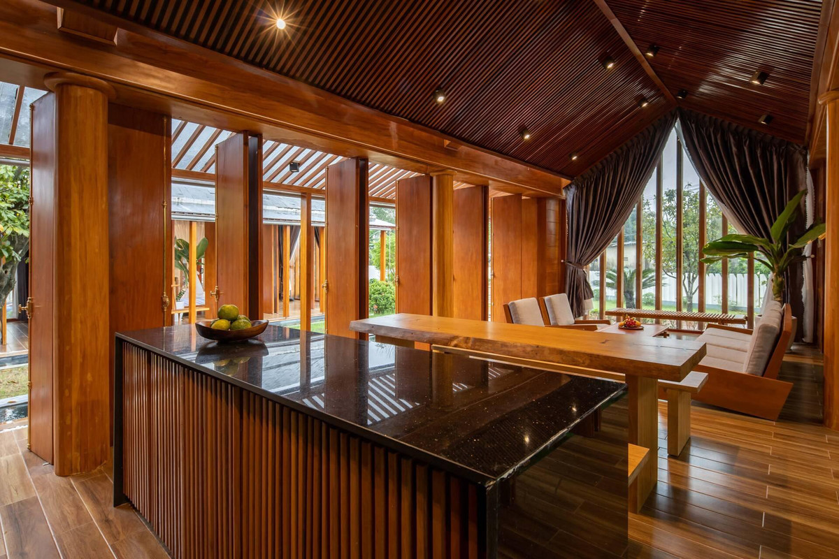 Khu vực bếp ngăn cách khéo léo với không gian tiếp khách.