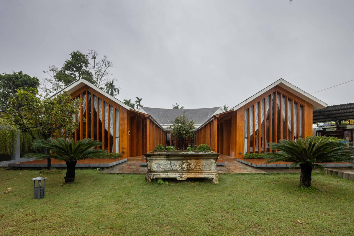 Công trình có khoảng lùi 12m so với đường bê tông chính liên xã, tạo ra một không gian xanh phía trước, giúp giảm thiểu tác động của khói bụi, tiếng ồn từ các phương tiện giao thông ngoài đường.