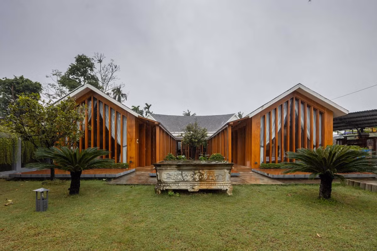 Công trình có khoảng lùi 12m so với đường bê tông chính liên xã, tạo ra một không gian xanh phía trước, giúp giảm thiểu tác động của khói bụi, tiếng ồn từ các phương tiện giao thông ngoài đường.