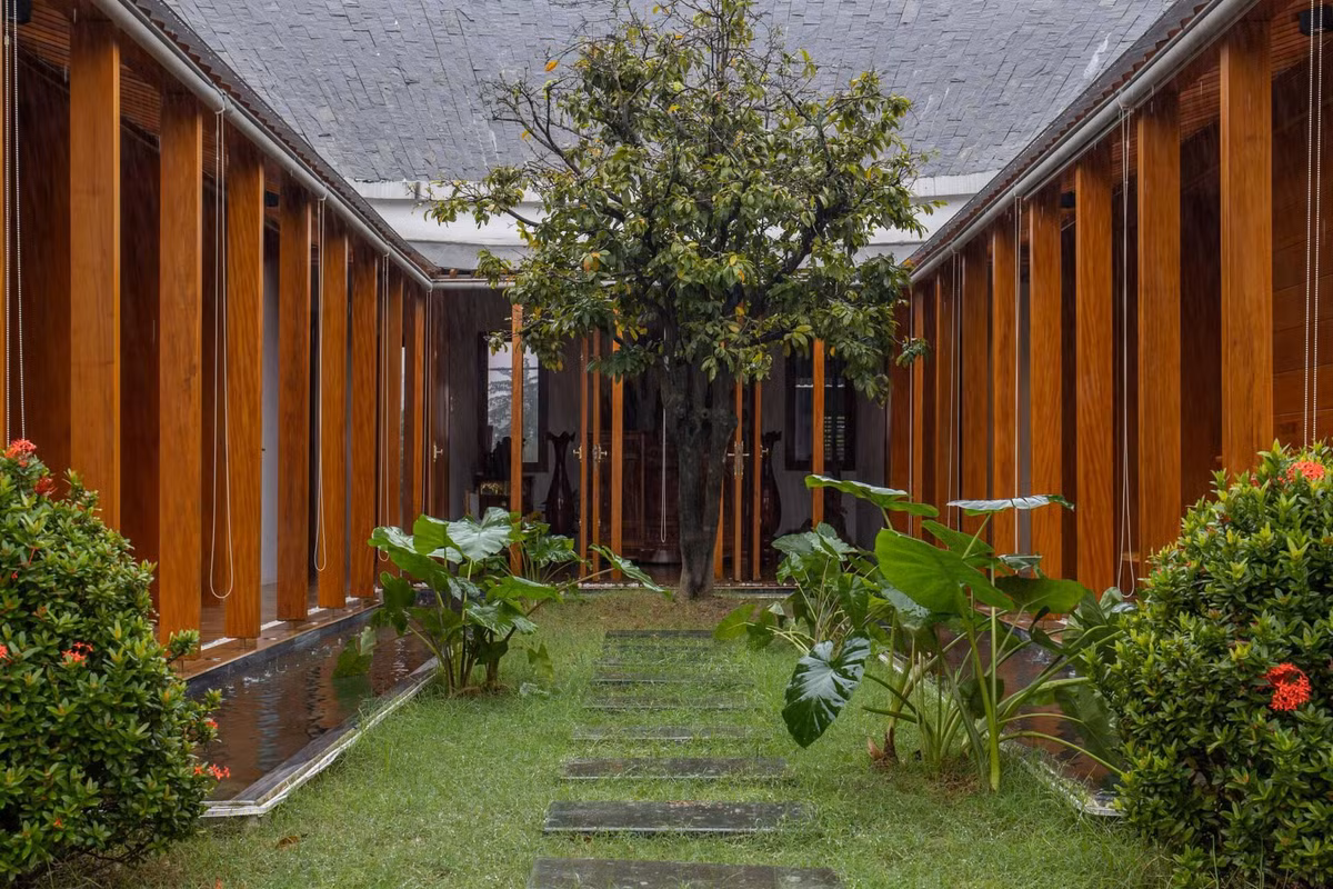 Hệ thống cây xanh và hồ nước trung tâm đóng vai trò đối lưu không khí, hạn chế bức xạ nhiệt vào mùa hè cho cả khu nhà.