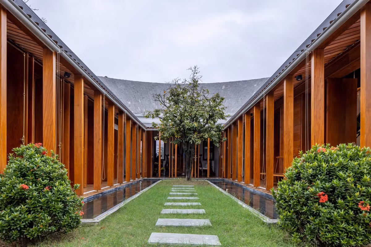 Mái nhà của công trình thiết kế theo dạng mái dốc, mỗi gian hai mái.