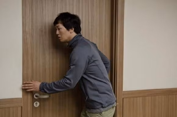 Nguoi chong phat hien nep ran da tren bung vo trong dem tan hon da duoi co ra khoi nha-Hinh-3