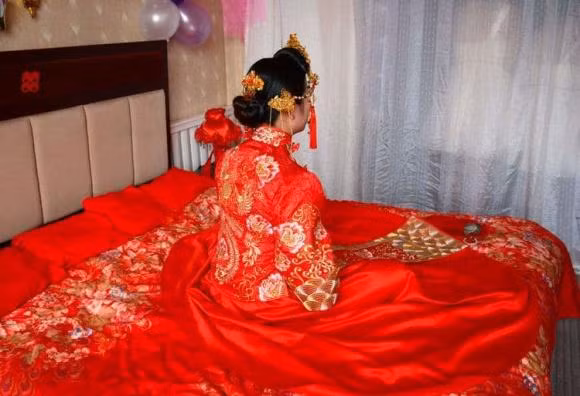 Nguoi chong phat hien nep ran da tren bung vo trong dem tan hon da duoi co ra khoi nha