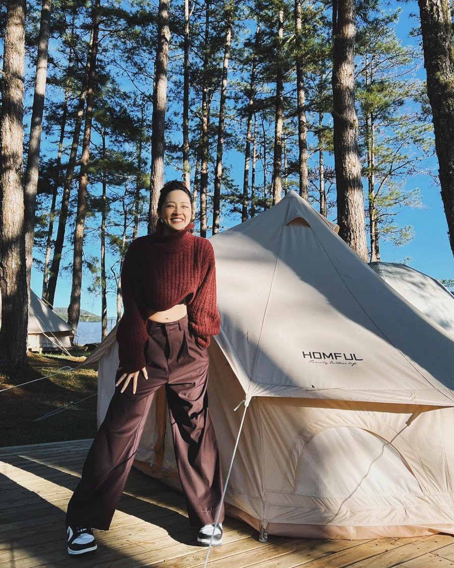 Lên phim ngọt ngào nữ tính, ngoài đời Bảo Anh ăn diện đầy phá cách và cắt xẻ táo bạo - Hình 4 Len phim ngot ngao nu tinh, ngoai doi Bao Anh an dien day pha cach va cat xe tao bao-Hinh-4