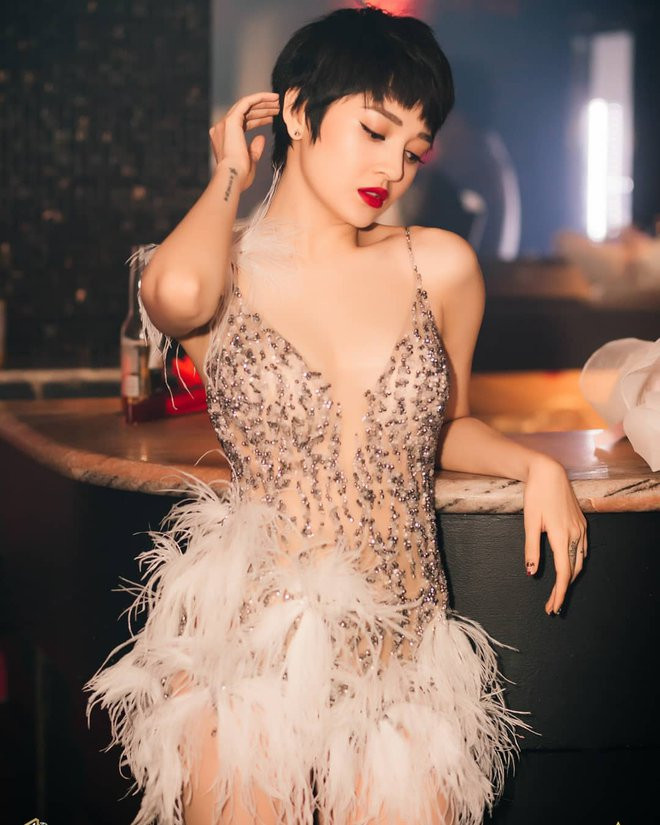 Lên phim ngọt ngào nữ tính, ngoài đời Bảo Anh ăn diện đầy phá cách và cắt xẻ táo bạo - Hình 10 Len phim ngot ngao nu tinh, ngoai doi Bao Anh an dien day pha cach va cat xe tao bao-Hinh-10