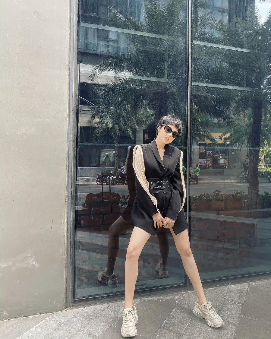 Lên phim ngọt ngào nữ tính, ngoài đời Bảo Anh ăn diện đầy phá cách và cắt xẻ táo bạo - Hình 5 Len phim ngot ngao nu tinh, ngoai doi Bao Anh an dien day pha cach va cat xe tao bao-Hinh-5