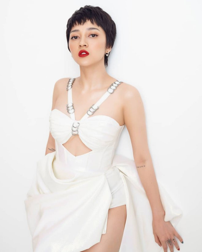 Lên phim ngọt ngào nữ tính, ngoài đời Bảo Anh ăn diện đầy phá cách và cắt xẻ táo bạo - Hình 11 Len phim ngot ngao nu tinh, ngoai doi Bao Anh an dien day pha cach va cat xe tao bao-Hinh-11