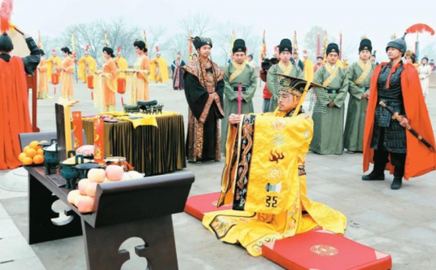 Hoang de thoi xua lam gi vao dip Tet?