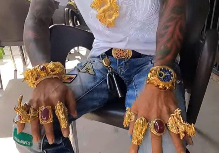 “Dat” 2kg vang len nguoi moi khi ra duong, nguoi dan ong Viet len bao nuoc ngoai-Hinh-4