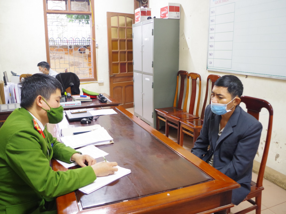 Doi tuong uong ruou dap pha cay ATM bi bat