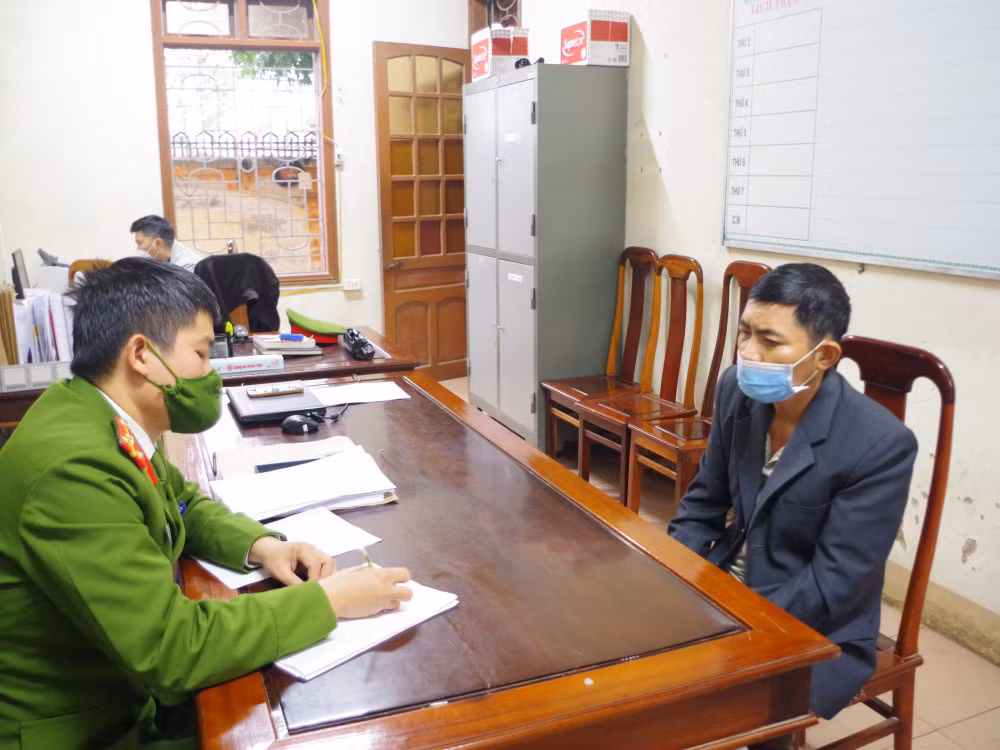 Doi tuong uong ruou dap pha cay ATM bi bat