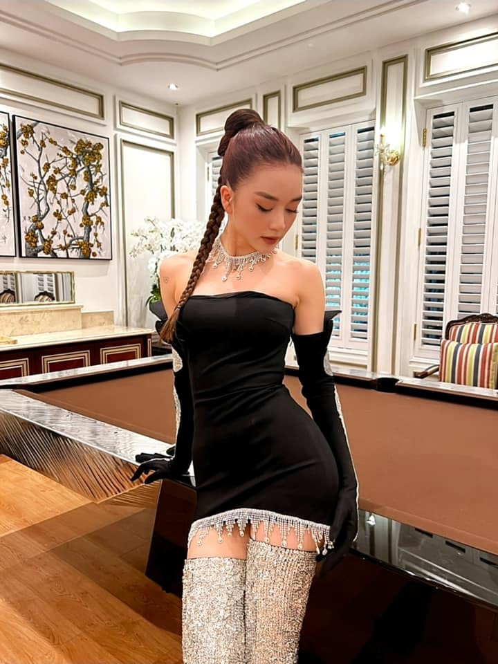 Duong cong sexy cua ca si Thieu Bao Trang-Hinh-19