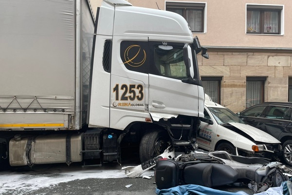 Tai xe dam hon 30 oto o Duc, hien truong nhu 'phim tham hoa'-Hinh-5