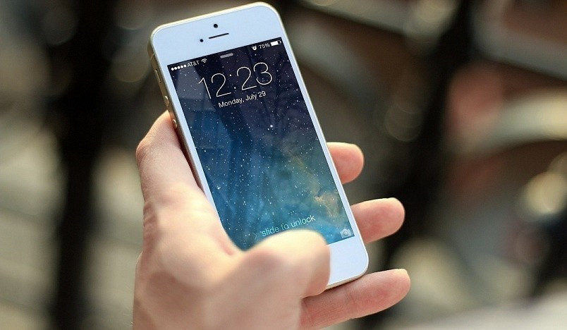 Những tác hại không ngờ khi cầm smartphone sai cách ảnh 1