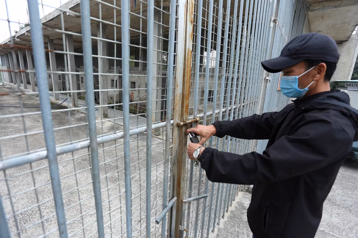 Hơn 6 tháng qua, 9 cá thể hổ còn sống được chăm sóc đặc biệt, nuôi nhốt ở khu vực chuồng trại riêng, chia làm hai dãy, phân thành từng chuồng rộng 2 m, dài 3 m, cao 5 m. Cửa vào khu vực luôn được khóa chặt, có hàng rào thép bao quanh.