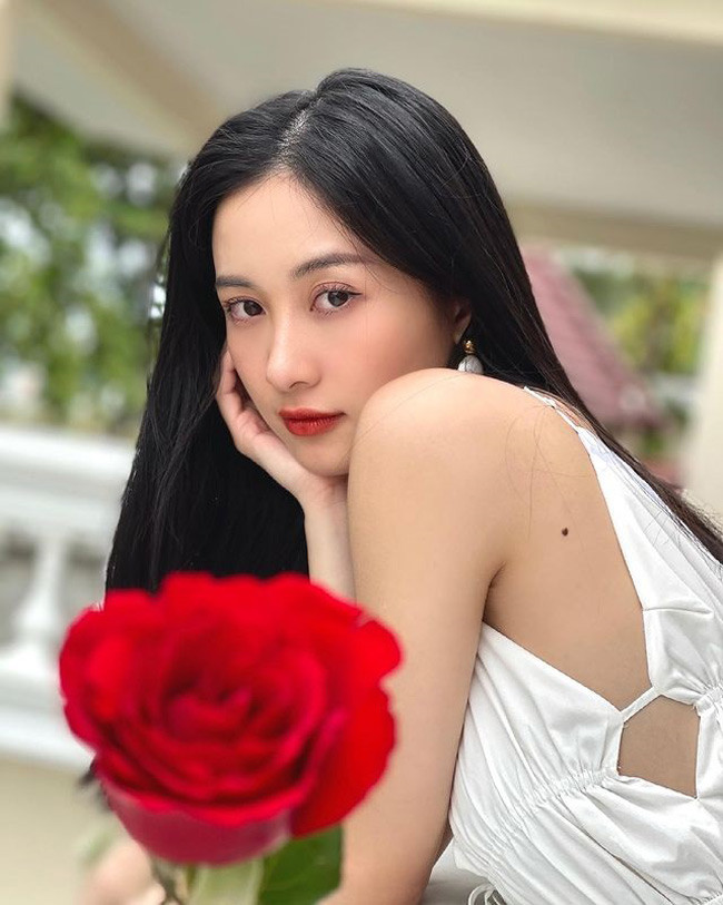 Jun Vũ thay đổi ngoạn mục về phong cách ăn mặc, xuất hiện trên mạng xã hội với hình ảnh bất ngờ.