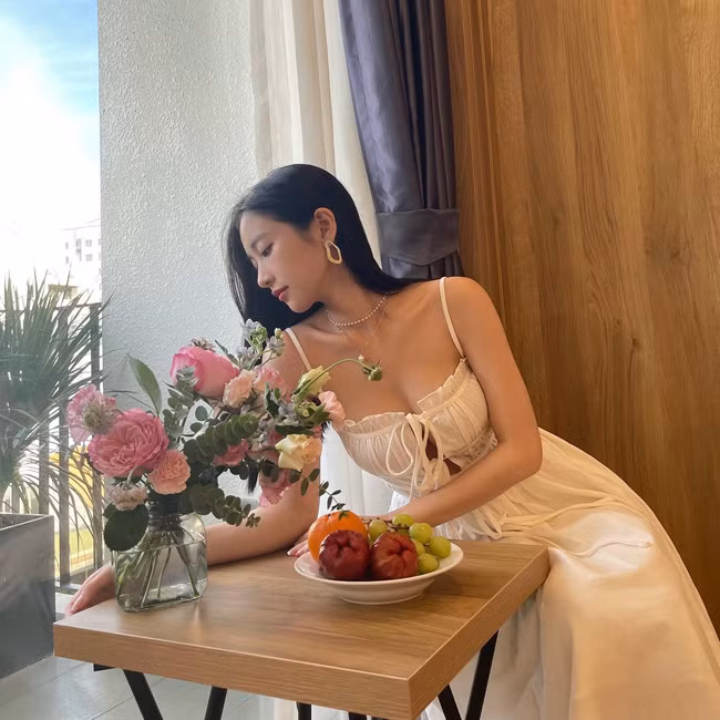 Cả gu thời trang và cách tạo dáng của "cô bé trà sữa" đều thay đổi.