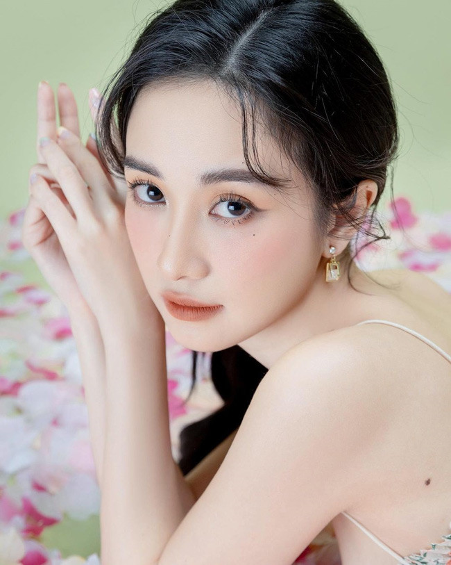 Cô nàng còn lấn sân sang lĩnh vực điện ảnh với những bộ phim nổi tiếng như: 12 chòm sao, Cho anh gần em thêm chút nữa, Món quà đầu năm...