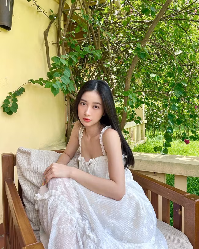 Gương mặt dịu dàng cùng vóc dáng gợi cảm, quyến rũ tạo nên một nét đẹp đặc biệt cho Jun Vũ.