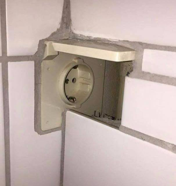 Người thợ xây ngôi nhà này chắc hẳn đã rất hối hận với chiếc ổ cắm này. Những thiết kế ‘thất bại’ nhất trong lịch sử ngành xây dựng