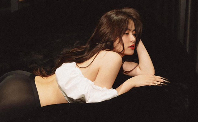 Bên cạnh đó, Hoàng Thùy Linh còn lưu ý đến độ ngắn, hở khi lựa chọn trang phục sao cho tinh tế nhất.