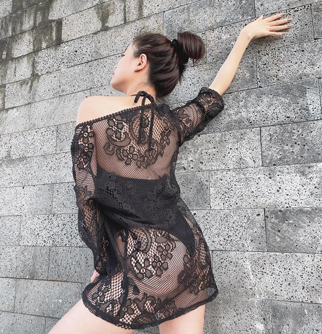 Diện bikini khoét hông cao hun hút, nữ ca sĩ khoe khéo vòng 3 quyến rũ.