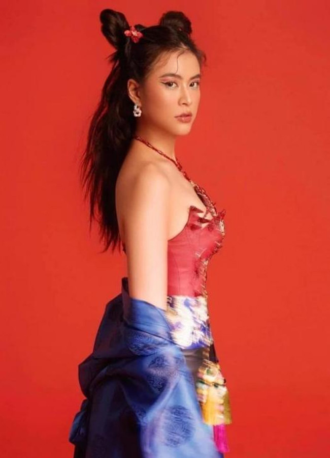 Còn trong các sản phẩm âm nhạc, Hoàng Thùy Linh tận dụng tối đa màu sắc dân gian cho cả ca khúc của mình lẫn gu thời trang.