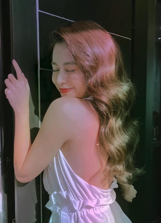 Là một người có thân hình đầy đặn, nhưng Hoàng Thùy Linh cực kỳ chuộng mặc những chiếc áo có phần cổ yếm để lộ tấm lưng trần nuột nà.