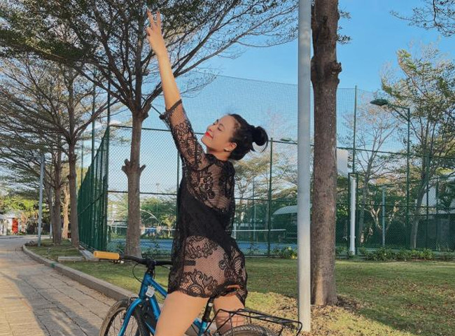 Đặc biệt, khi nhìn từ phía sau, đường cong S-line của nữ ca sĩ càng được hiện ra rõ rệt hơn.