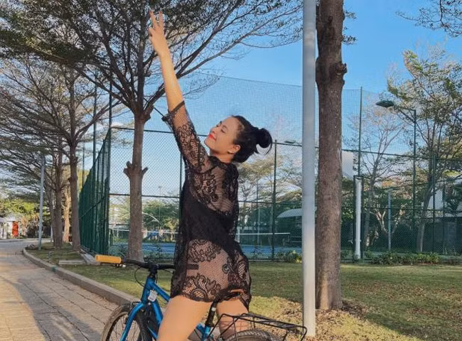 Đặc biệt, khi nhìn từ phía sau, đường cong S-line của nữ ca sĩ càng được hiện ra rõ rệt hơn.