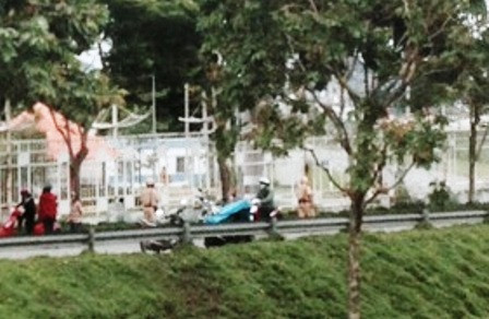 CSGT Rạch Chiếc đang xử phạt người điều khiển xe máy vi phạm tại khúc cua song song vành đai KCN Cao Sáng 24/7.