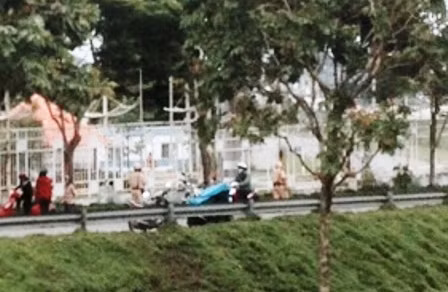 CSGT Rạch Chiếc đang xử phạt người điều khiển xe máy vi phạm tại khúc cua song song vành đai KCN Cao Sáng 24/7.