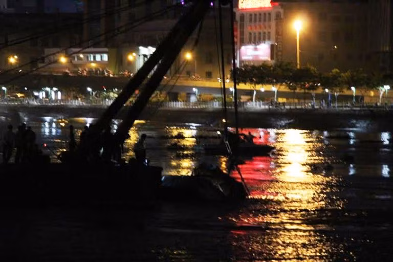 Đến 22h30 ngày 25/7, công tác cứu hộ- cứu nạn trục vớt chiếc sà lan bị chìm ngay tại khu vực nóc hầm vượt sông vẫn đang được các ngành chức năng thực hiện.