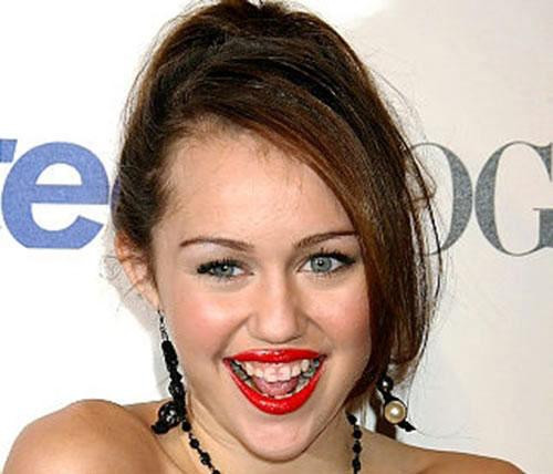 àu son đỏ chót lem vào răng khiến Miley Cyrus trông kém xinh.