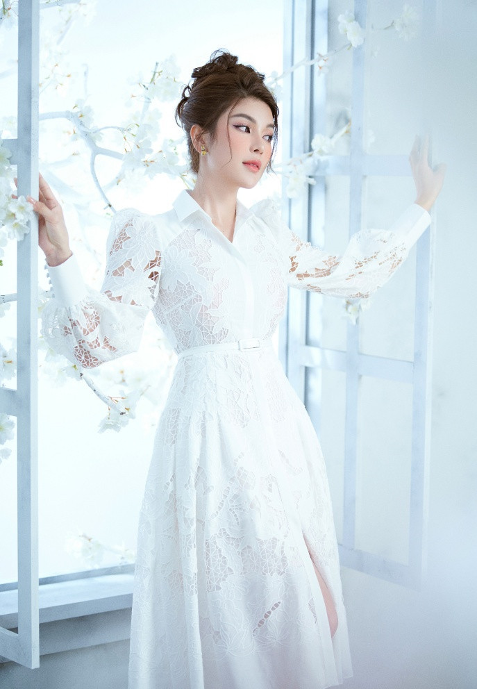 Lily Chen tên thật là Trần Kim Ngọc, sinh năm 1995 tại Tây Ninh. Cô từng vào top 15 Hoa hậu Siêu quốc gia Việt Nam 2018. Người đẹp cao 1,71 m, vóc dáng sexy. Cô là á quân Tình Bolero 2019. Cô gây chú ý khi ra mắt các ca khúc: Là vì cô ta, Em chọn độc thân, Như chưa bao giờ yêu. Ngoài ca hát, làm người mẫu, Lily Chen còn được khán giả biết đến ở lĩnh vực phim ảnh. Cô từng đóng phim Thất Sơn tâm linh và Mẹ trùm.