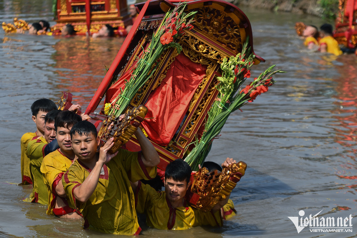 Nhiều lần kiệu nghiêng ngả như thể sắp lật khiến khán giả đứng hai bên bờ sông hồi hộp.