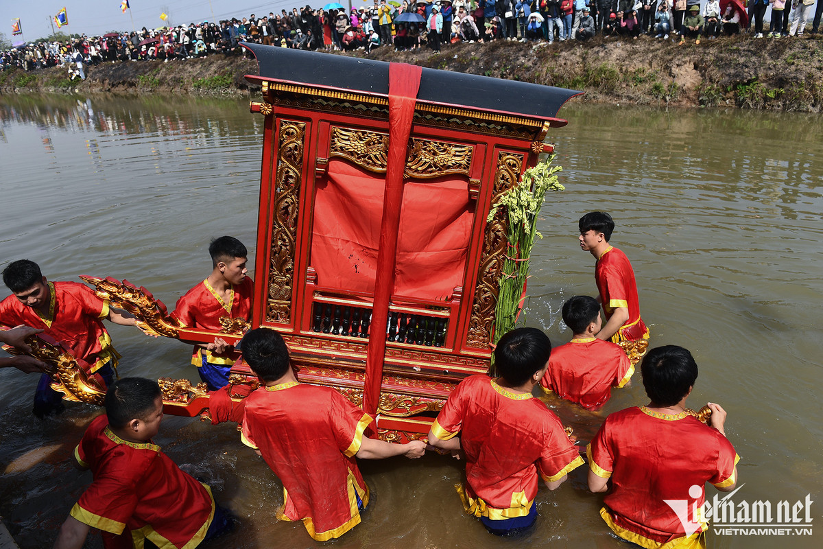 Màn được chờ đợi nhất là nghi thức rước kiệu lội sông.