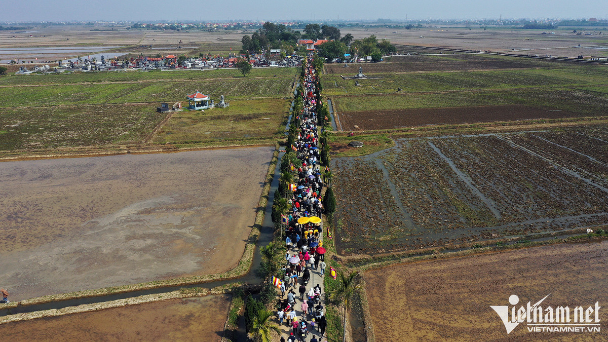 Sau khi từ dưới sông lên, đoàn rước tiến về chùa Phượng Vũ kết thúc màn rước trong suốt hơn 5 tiếng từ đình làng. Chùa Phượng Vũ nằm trong cụm di tích đền chùa Phượng Vũ. Sử sách kể lại thánh Từ Đạo Hạnh đến mảnh đất này dạy dân trông cấy, ngài mới thấy có mảnh đất hình con chim phượng xòe cánh múa, thấy đất đắc địa ngài lập một ngôi chùa thờ Phật. Lễ hội này được tổ chức vào mùng 7 đến 10 tháng Giêng hàng năm, thu hút rất đông du khách thập phương về dự. Lễ hội là dịp để người dân Thọ Lộc và xã Minh Khai tụ họp, cùng thành kính dâng lễ lên thánh Từ Đạo Hạnh, cầu xin các vị thánh phù hộ cho cuộc sống nhân dân no đủ, bình an.