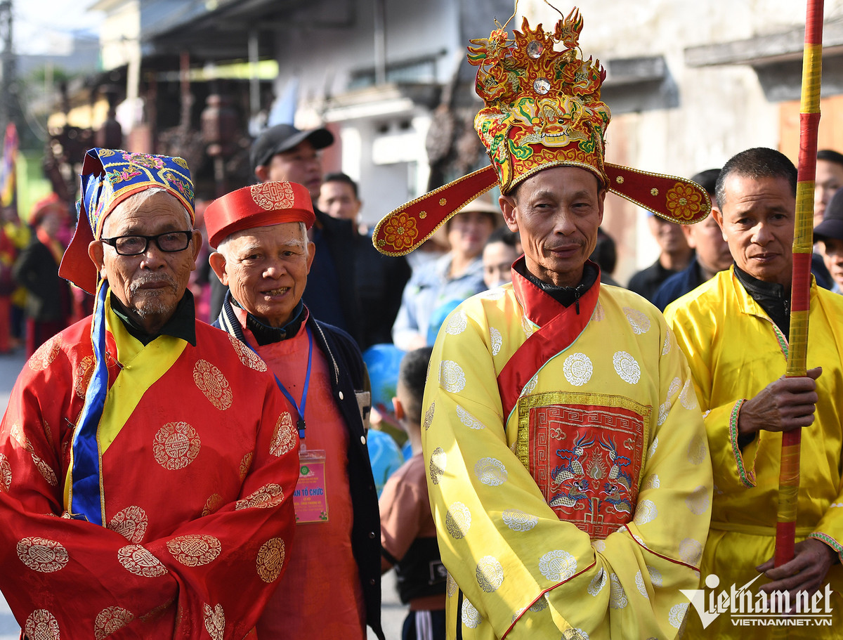 Ông Nguyễn Văn Duyên (61 tuổi) đội mũ cánh chuồn tham gia vào đoàn rước kiệu. Ông được dân làng tuyển chọn làm chủ hội từ cách đây hơn 2 tháng.