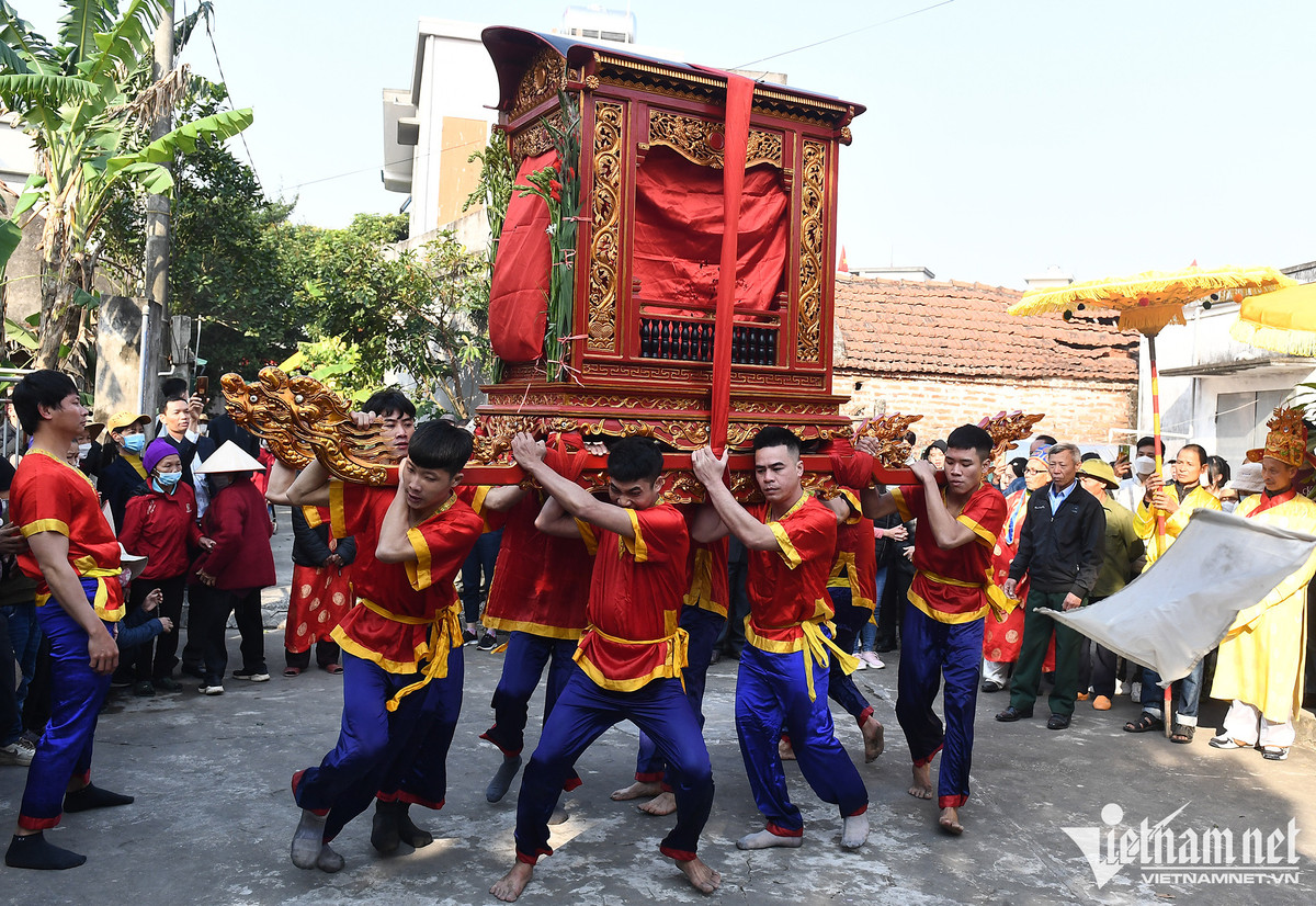 Trong ba kiệu rước, kiệu đi đầu tiên rước Thánh (Song Loan) đội khênh kiệu mặc áo đỏ.