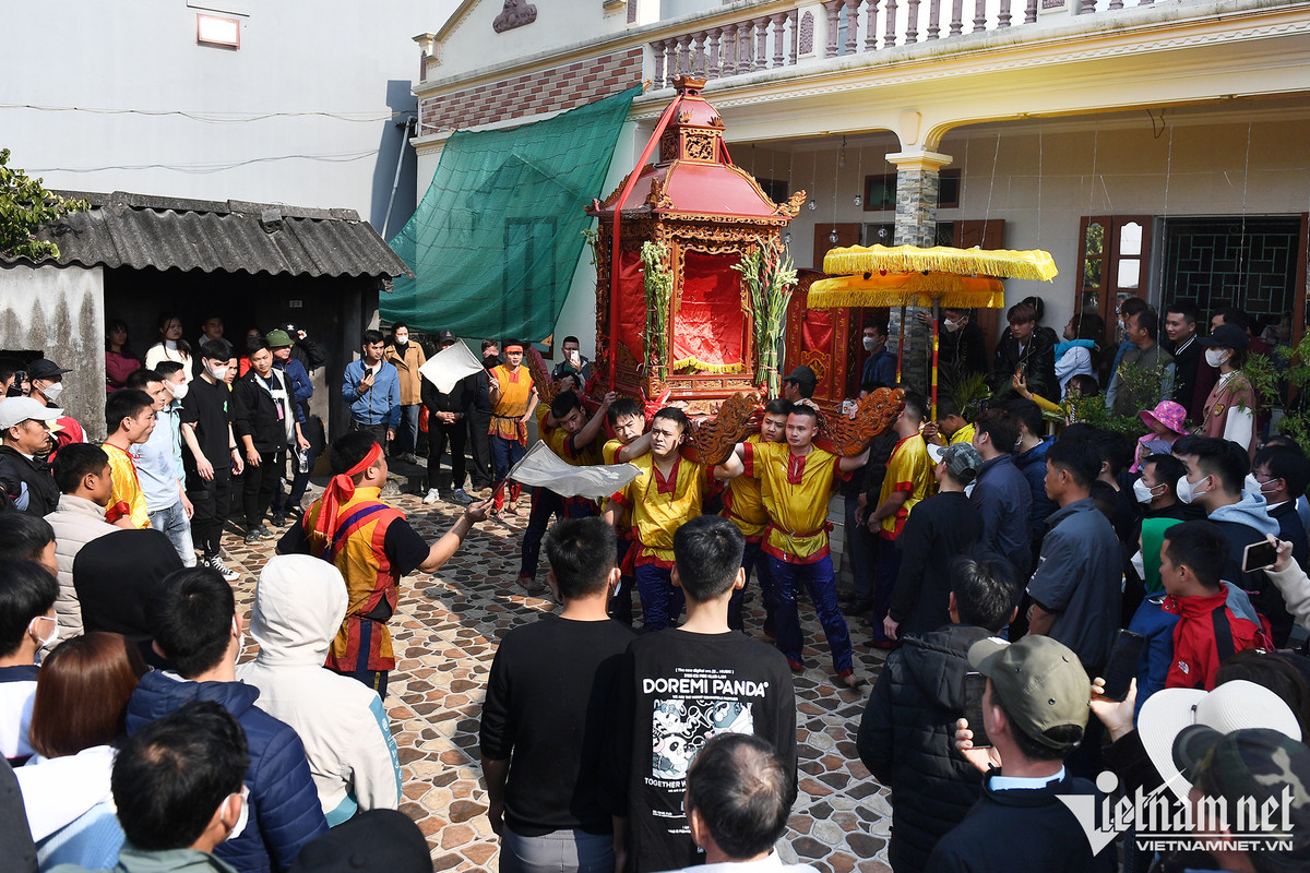 Kiệu được rước từ đình làng qua miếu, trên đường đi "ngài bảo vào gia đình nào", đám rước "buộc phải" vào đó. Thông thường, kiệu được đưa tới các ngôi nhà có chủ lễ từ các năm trước.