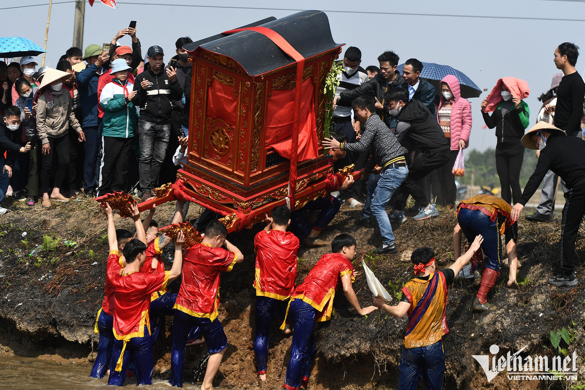 Có hai đường để lên bờ. Theo quan niệm của người dân, lúc này thánh bảo lên lối nào thì đám rước đi theo lối đó.