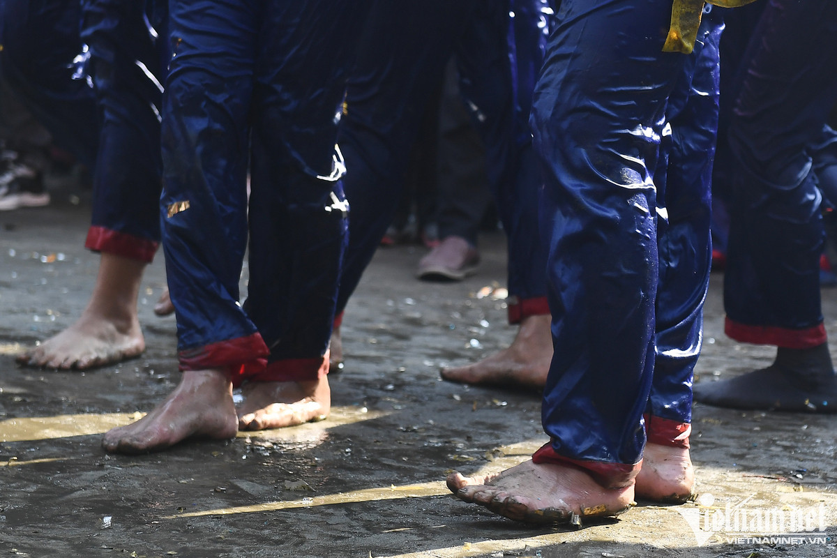 Trong suốt nhiều giờ, 24 chàng trai liên tục ngâm mình dưới nước, hết xuống ao lại lội đầm bùn, sông và ruộng bằng chân đất.