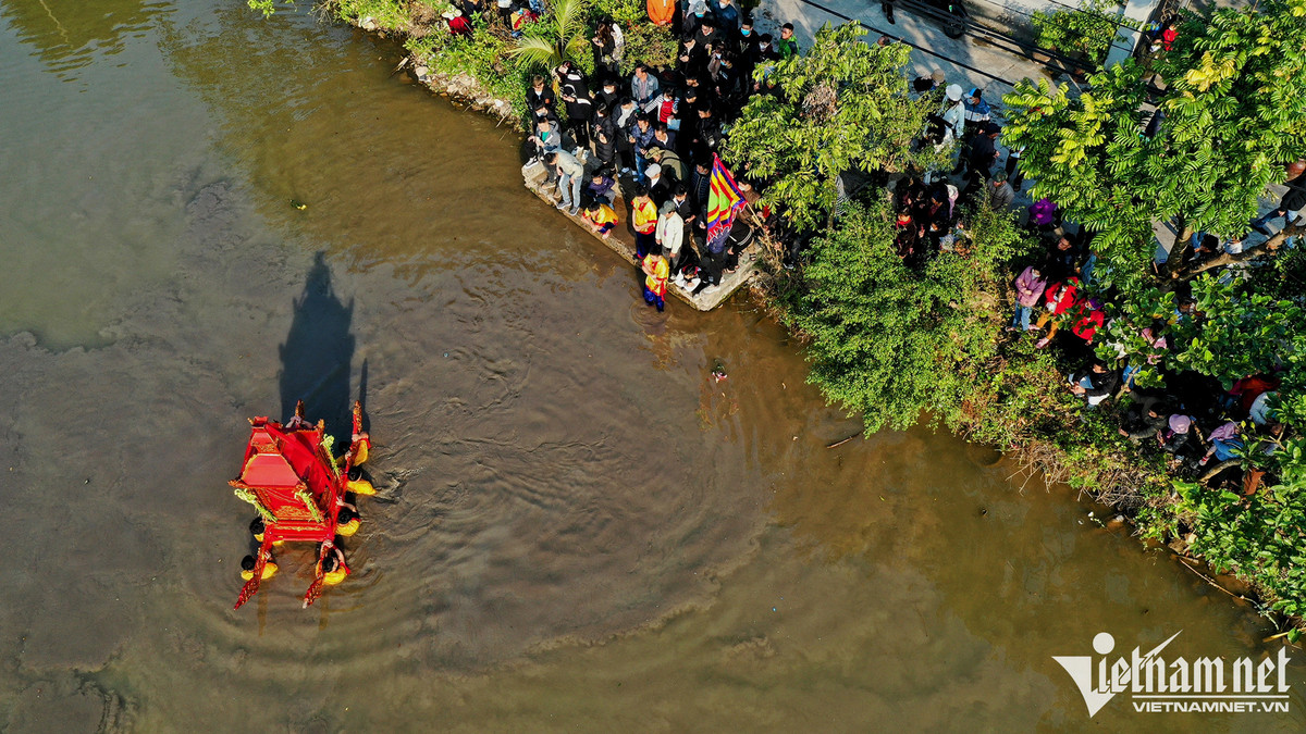 Trời tương đối lạnh, khoảng 10 độ C nhưng có nắng đã làm giảm bớt sự khắc nghiệt của thời tiết.