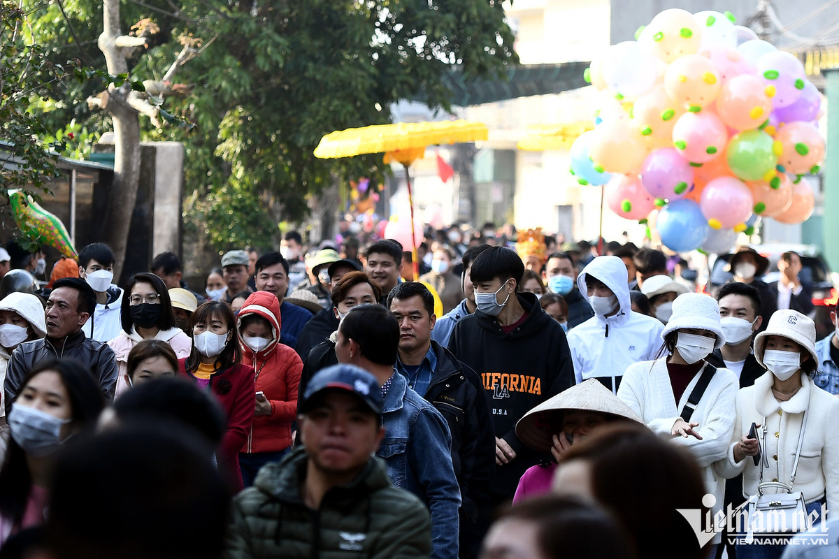 Các con đường làng đông nghẹt du khách về chảy hội. Kiệu đi đến đâu dòng người theo tới đó.