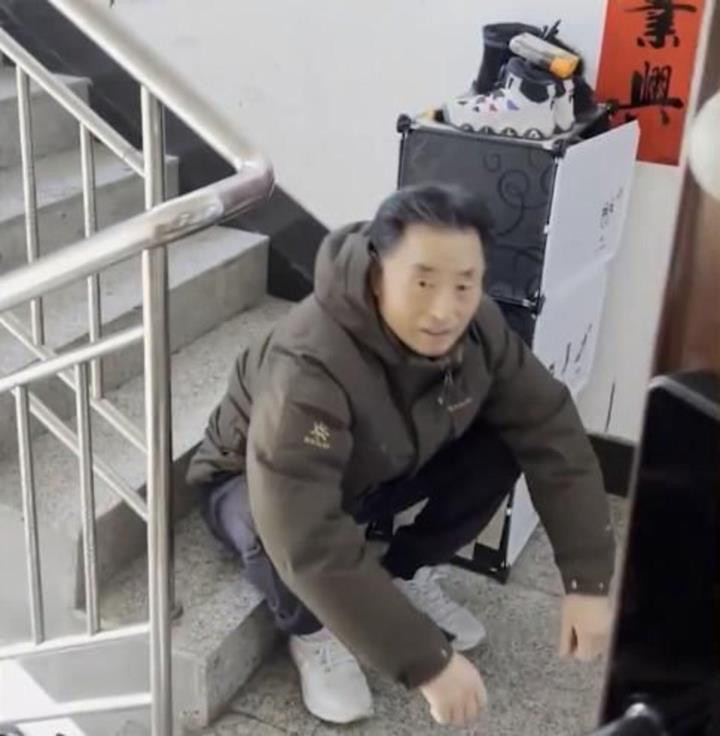 Con trai đi làm ăn xa, bố làm một việc khiến con dâu bật khóc Con trai di lam an xa, bo lam mot viec khien con dau bat khoc